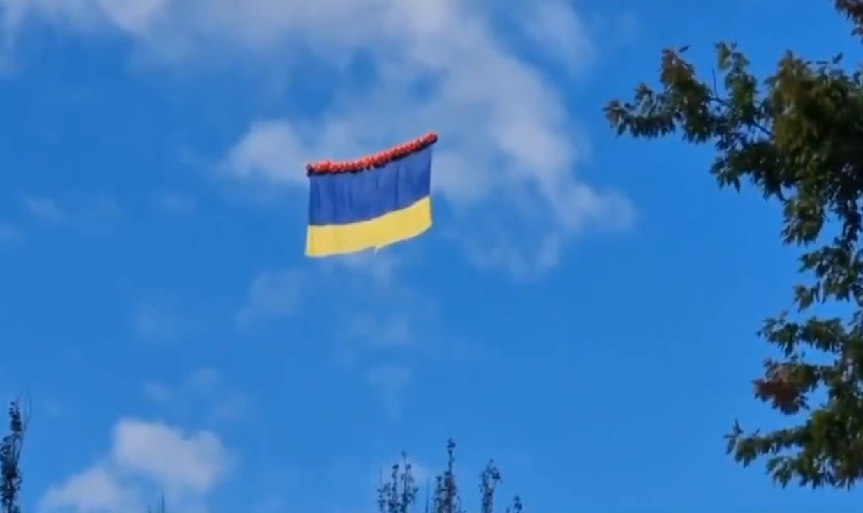 Ruși nimiciți în Donețk după ce și-au dezvăluit poziția trăgând într-un steag ucrainean purtat de baloane VIDEO