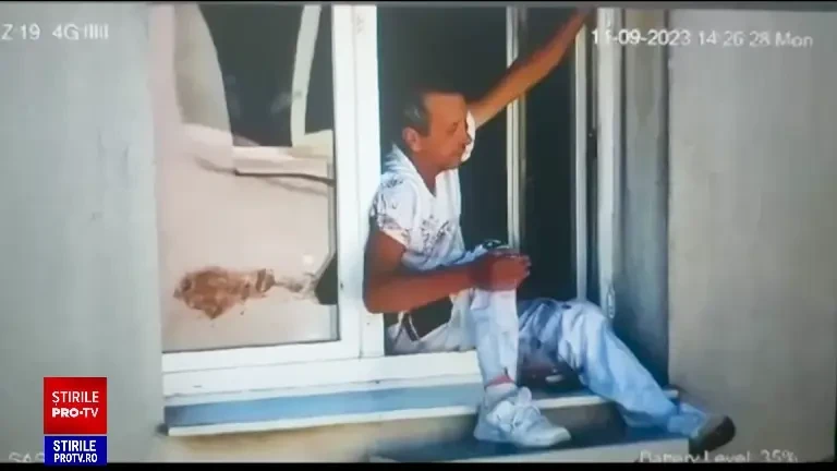 Bărbatul din București care și-a înjunghiat soția a atacat-o și pe prietena ei. Momentul în care a fost tras de pe geam