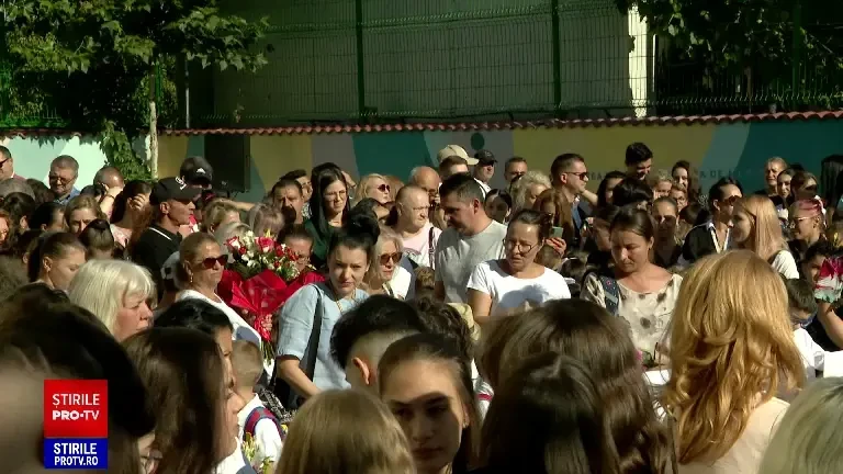 Sute de mii de elevi învață în containere, în schimburi sau cu toalete în curte. Câți profesori necalificați sunt la catedră