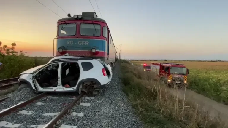 Trei persoane au murit în Țintești, după ce mașina lor a fost lovită de tren. Traficul feroviar e blocat | VIDEO