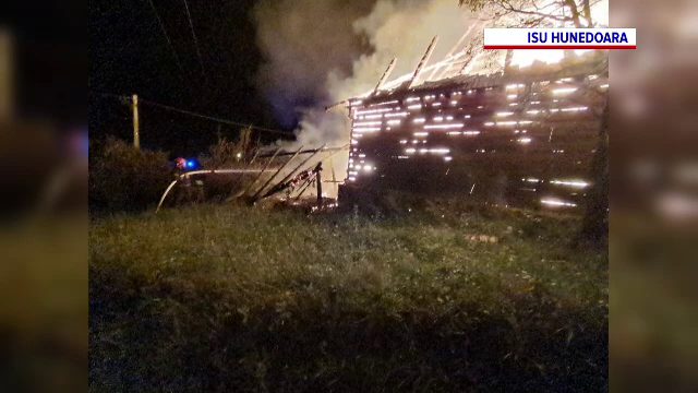 Casă de lemn din Hunedoara, mistuită de flăcări. Proprietarii au apucat să se salveze la timp