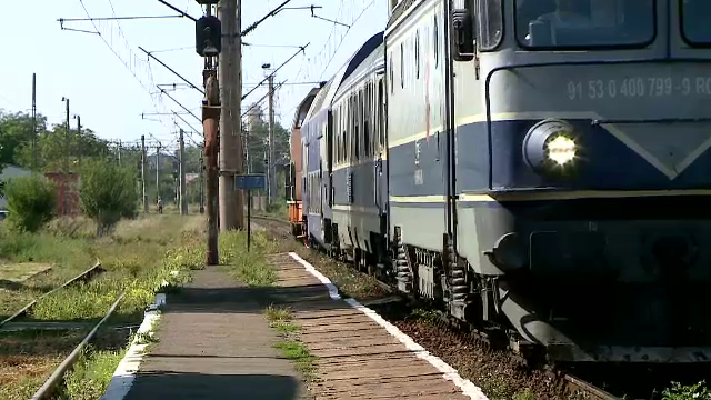 O fată de 15 ani a rămas fără un picior după ce s-a aruncat în fața trenului