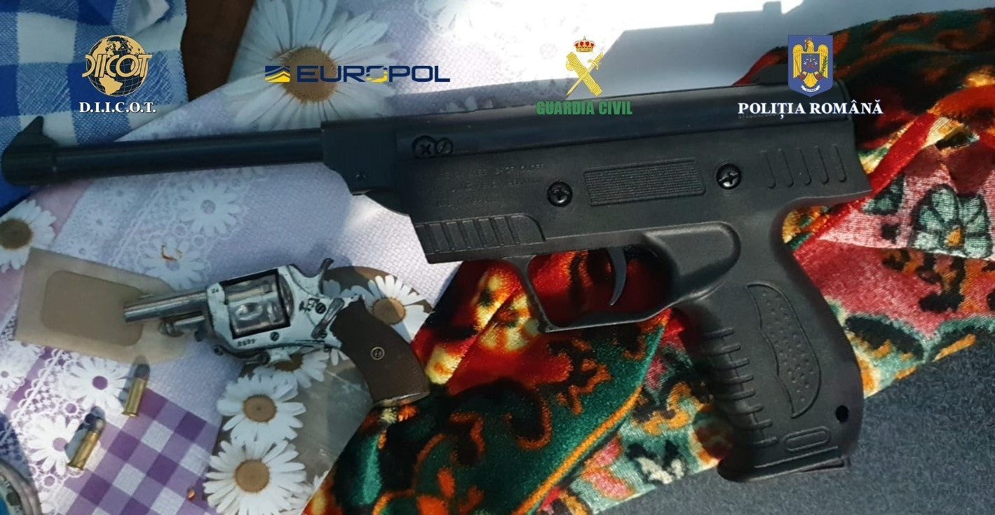 Furau arme din Spania și le vindeau pe piața neagră din România. Peste 20 de persoane urmează să fie audiate