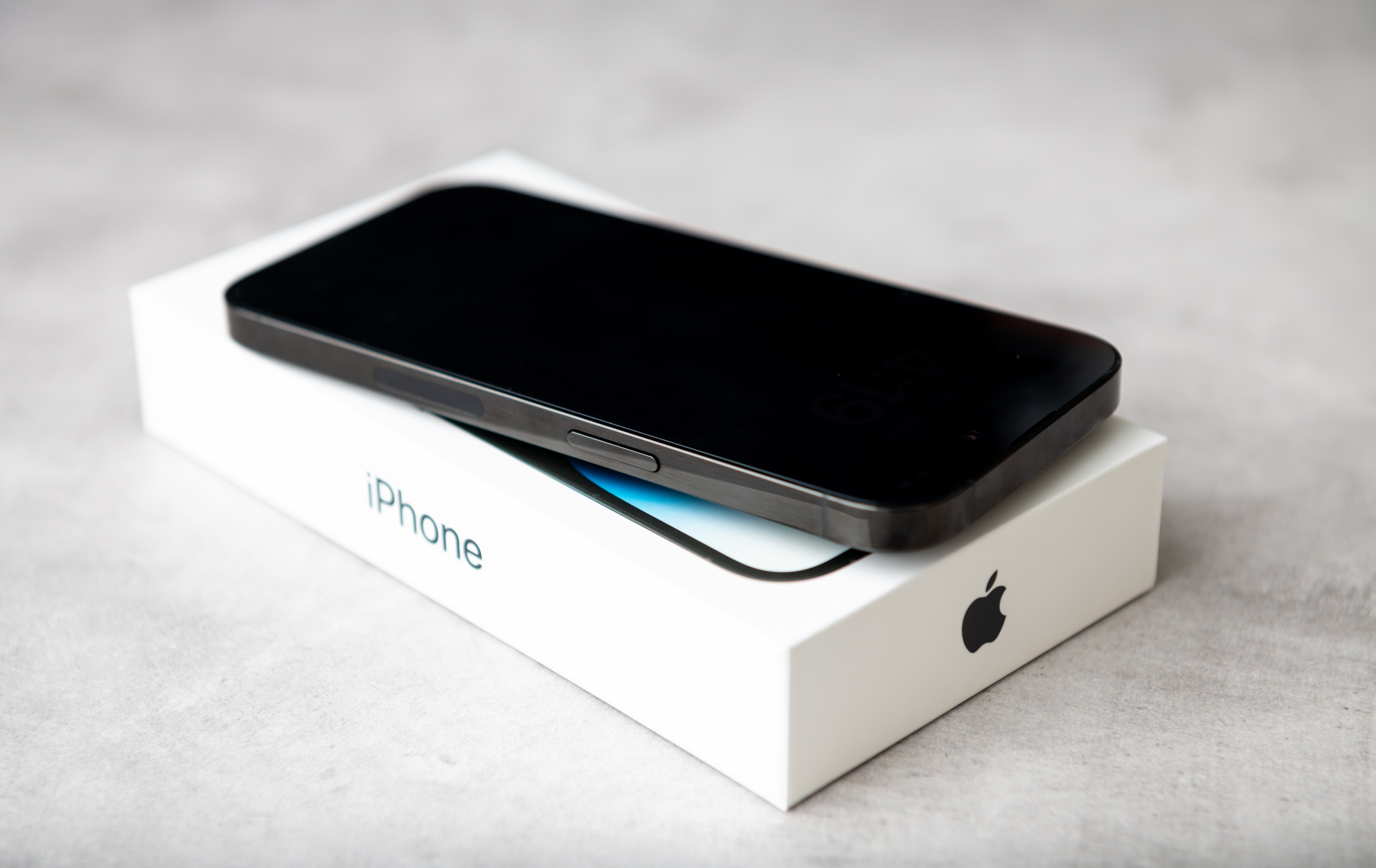 WSJ: Apple ia în considerare majorarea preţurilor iPhone-urilor. Compania evită asocierea scumpirilor cu taxele impuse de SUA