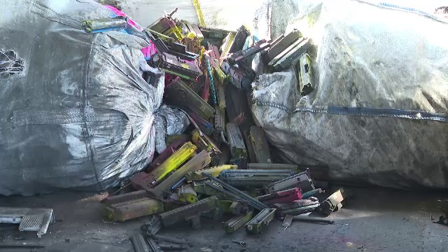 Descinderi la depozitele de fier vechi din Strehaia. Comisarii au găsit cartuşe pentru imprimante, aduse din străinătate