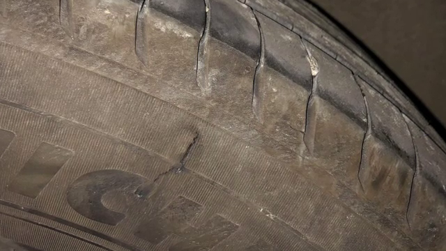 Mai mulți participanți de la un festival din Iași s-au trezit cu cauciucurile tăiate. Poliția caută făptașii