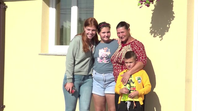 Locuiau într-un bordei din Iași. Acum, patru copii necăjiți și mama lor au primit o casă. Cum te poți implica în Casa Share