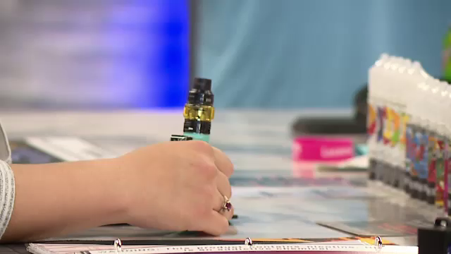 Copii de 12 ani au ajuns dependenți de energizante și țigări electronice. Parlamentarii vor să le interzică accesul