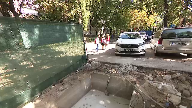 Școli transformate în șantiere odată cu sosirea elevilor în bănci. Copiii stau printre șanturi și utilaje: Îl asigură băieții