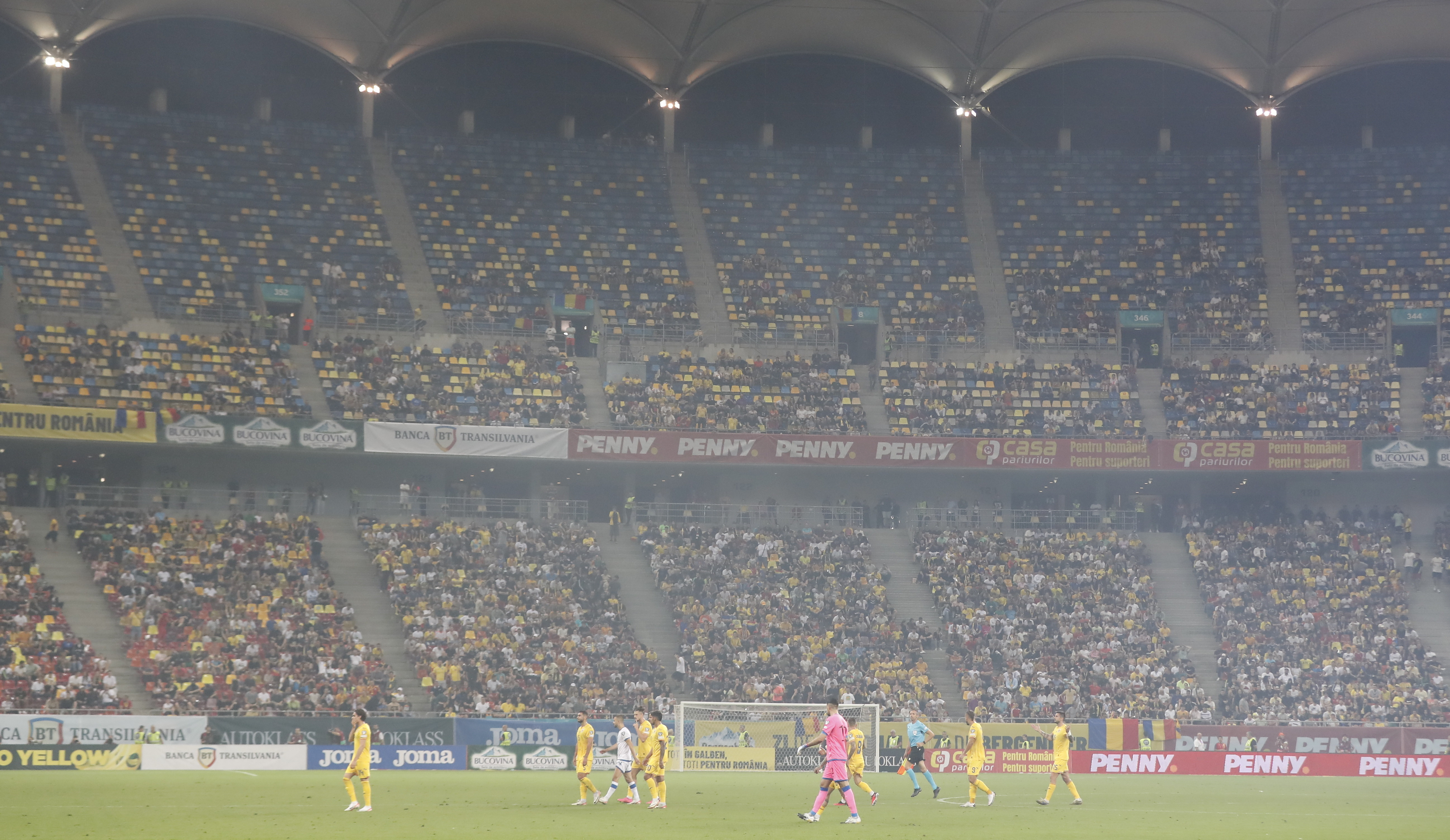 Momentul în care jucătorii părăsesc terenul după întreruperea meciului România-Kosovo din cauza unui banner GALERIE FOTO