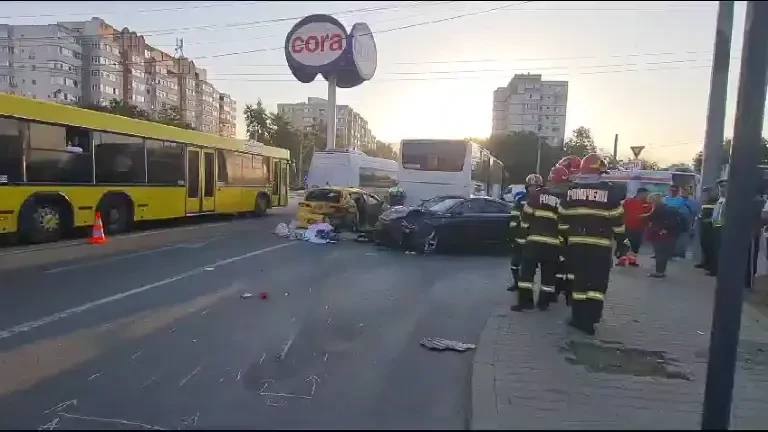 Două femei și un bebeluș, răniți într-un accident rutier în Constanța. Patru mașini, implicate în eveniment | VIDEO