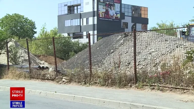 Companie a Primăriei Capitalei, amendată pentru praful pe care îl face pe un șantier. ”Am zugrăvit de cinci ori până acum”