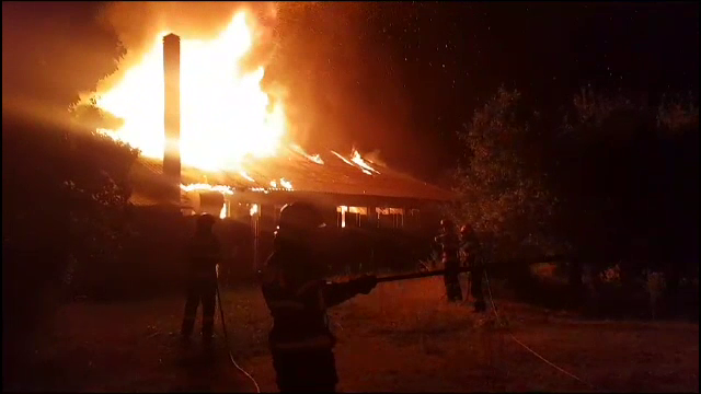 Incendiu violent în Craiova. Pompierii s-au luptat trei ore cu flăcările