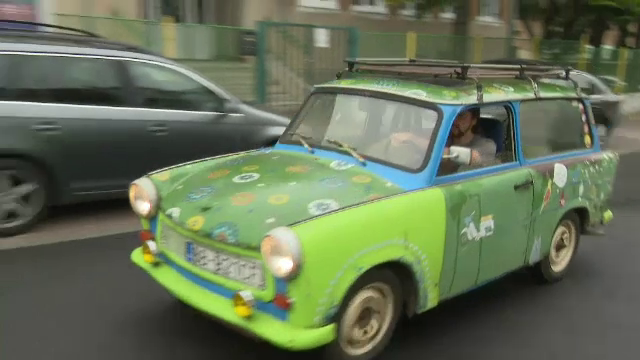 Un artist european face muzică la Trabant. Mașina a căpătat o nouă viață în mâinile lui
