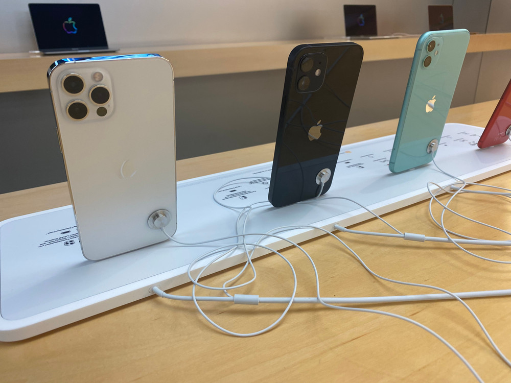 Reacția Apple după ce francezii au cerut companiei să nu mai vândă iPhone 12 din cauza radiațiilor