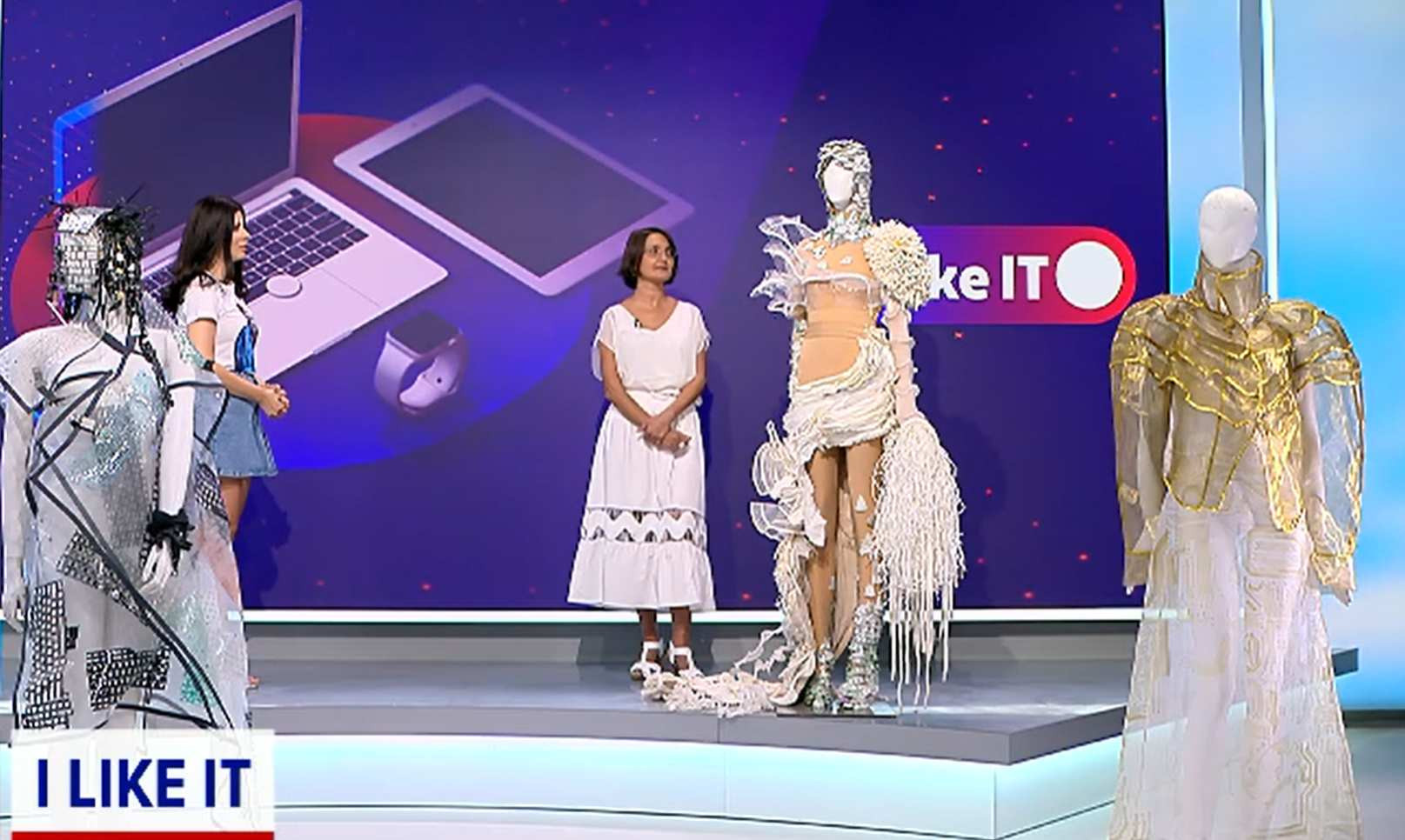 Rochii decorate cu circuite și CD-uri, noua tendință din modă, inspirată din tehnologia digitală