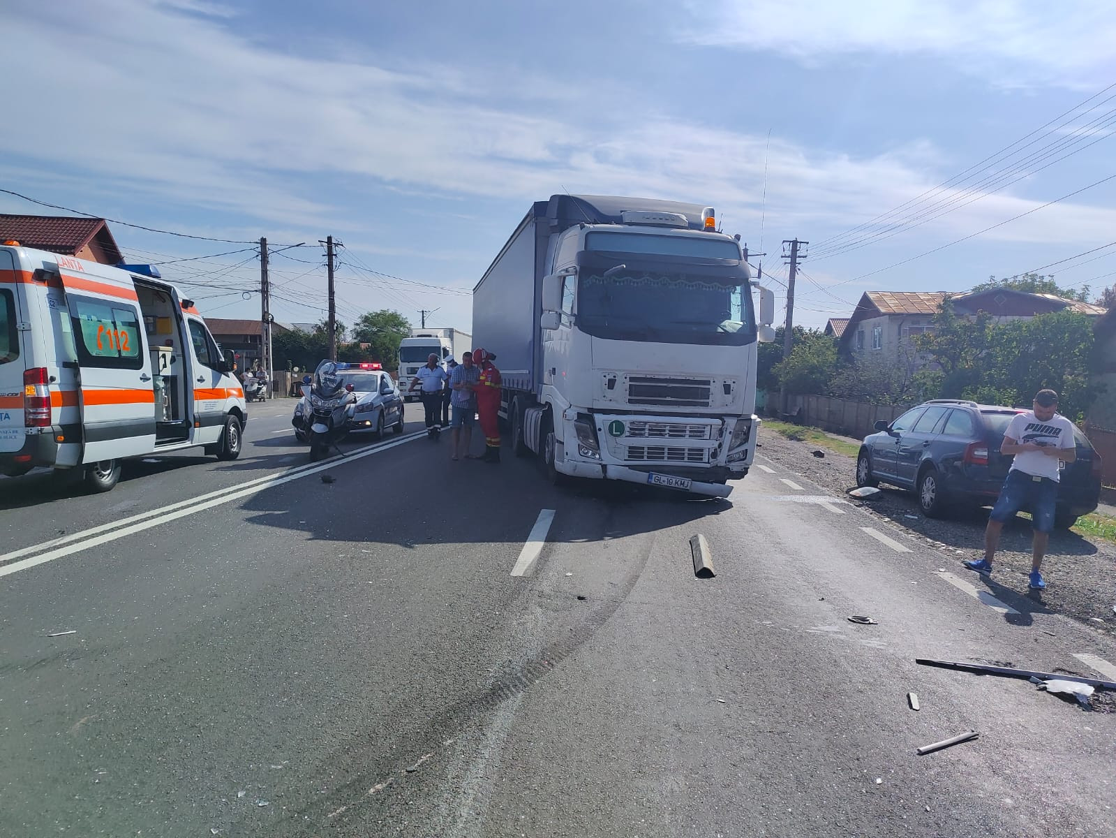 Accident cu o victimă pe un drum din Prahova. O femeie a fost rănită după ce un TIR și o mașină s-au ciocnit