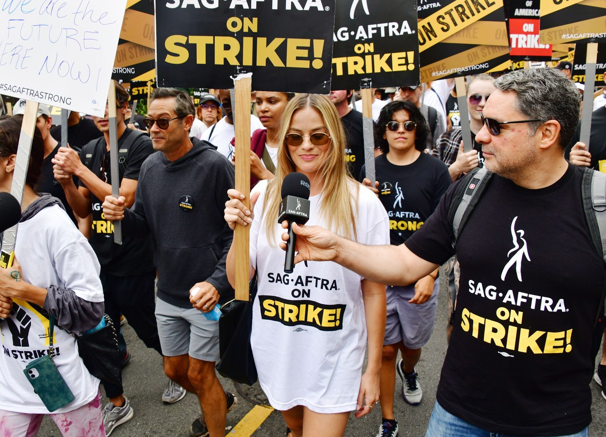 Greva actorilor de la Hollywood continuă. Margot Robbie a participat la proteste