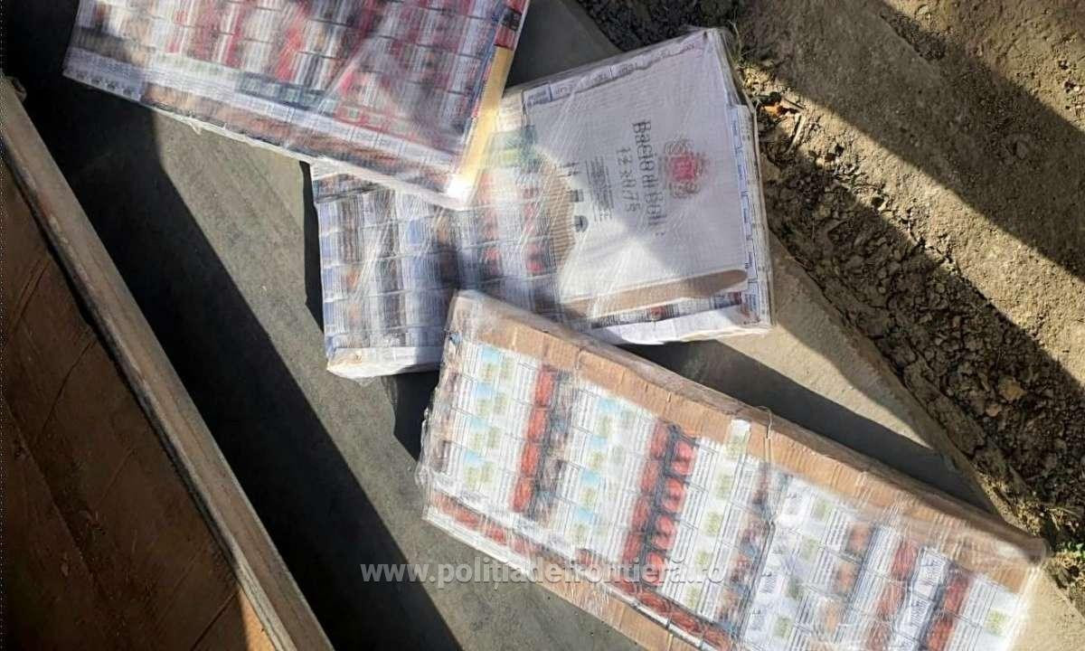 Ce au descoperit polițiștii într-un TIR încărcat cu borcane, care venea din R. Moldova. Șoferul s-a ales cu dosar penal. FOTO