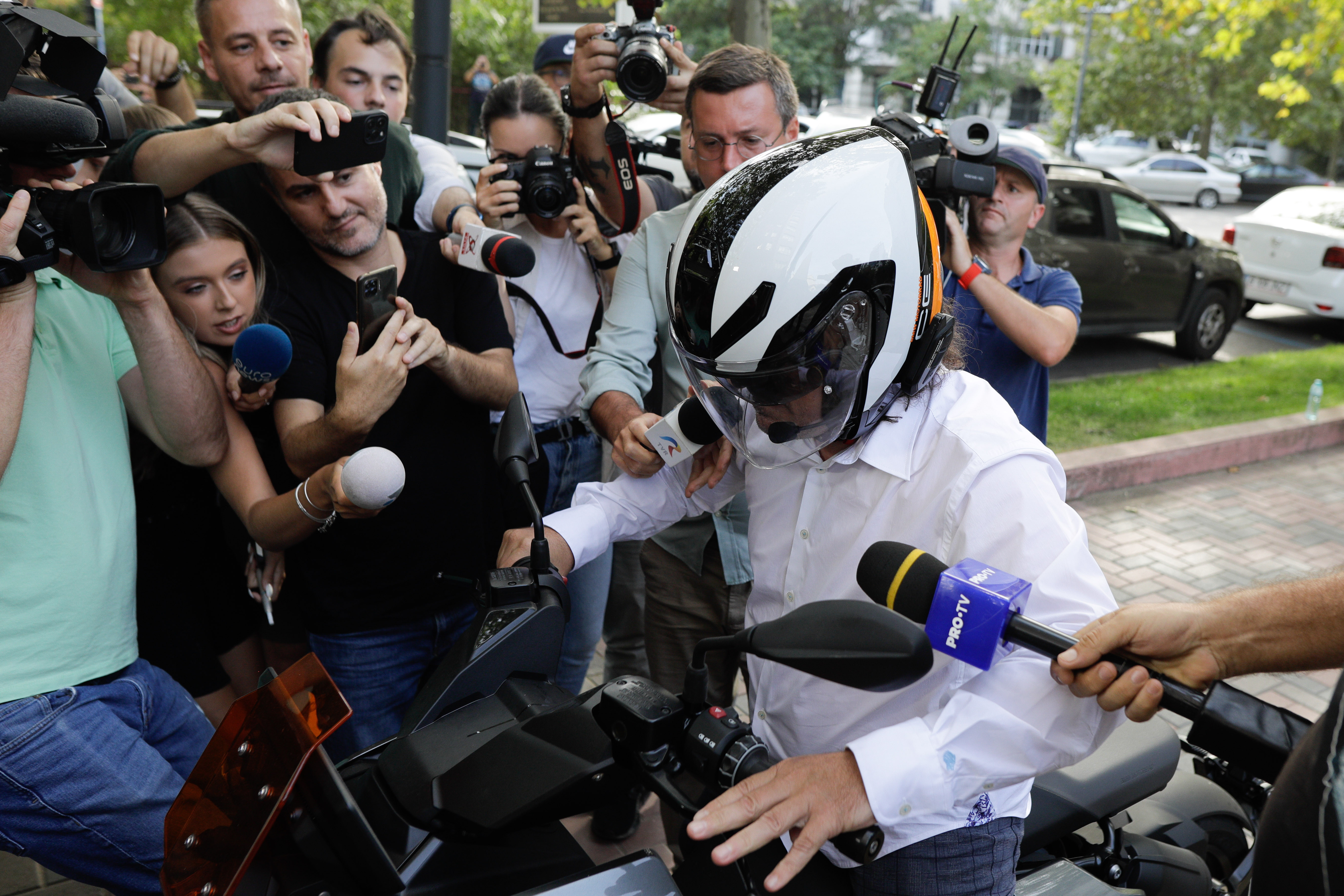 VIDEO. Incident la DIICOT, la audierea șoferului drogat, Vlad Pascu. Tatăl său aproape că a lovit jurnaliștii cu un scuter