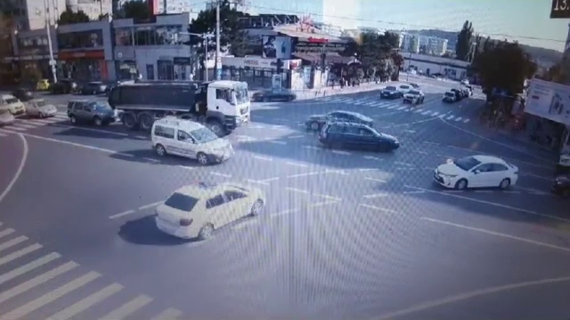 Mașină de poliție, implicată într-un accident violent în Iaşi. Doi polițiști au ajuns de urgență la spital