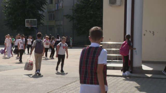 Programul „Masa caldă în școli” șchiopătează și anul acesta. Elevii nu au găsit până acum pe bănci nici măcar lapte sau corn