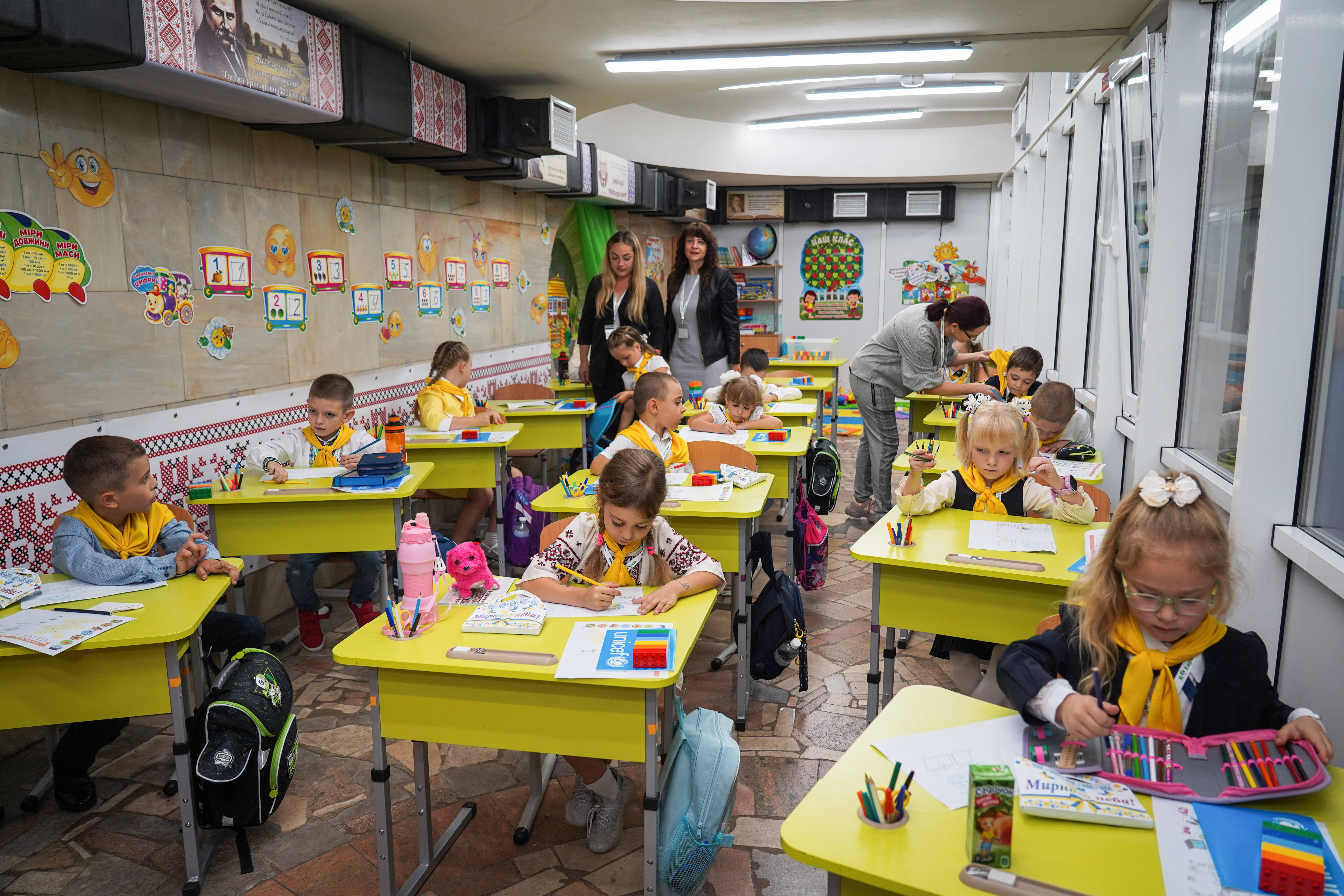 copii, scoala, Ucraina, metrou