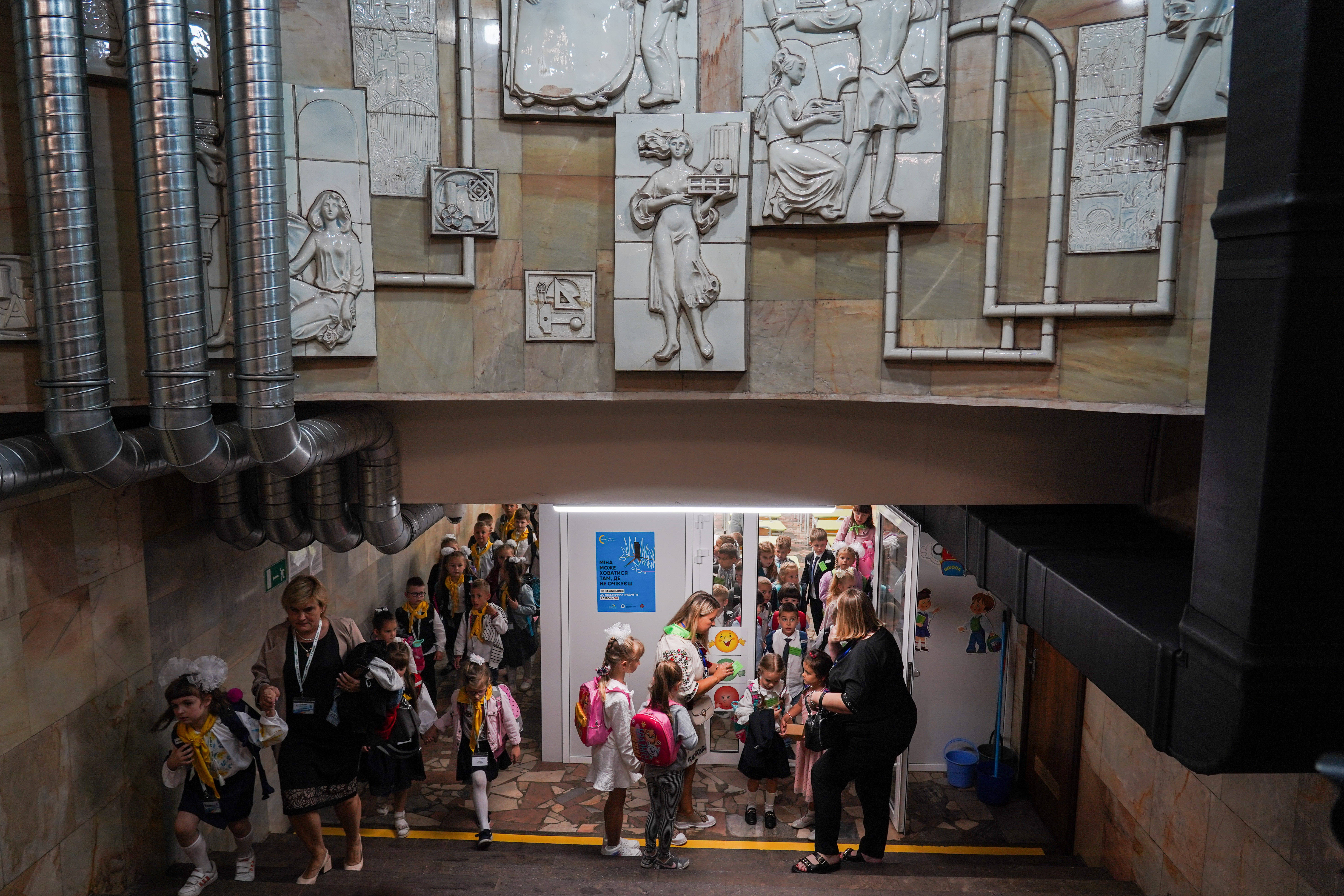 copii, scoala, Ucraina, metrou