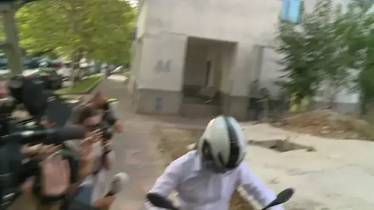 Incident la DIICOT, la audierea șoferului drogat, Mihai Pascu. Tatăl său aproape că a lovit jurnaliștii cu motocicleta