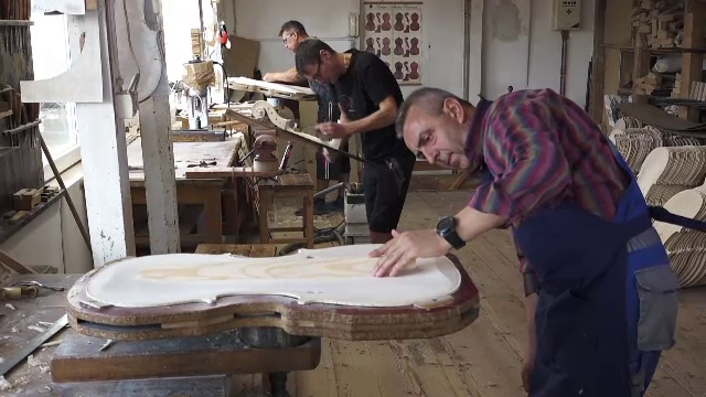 Românii participă la cel mai mare târg de instrumente muzicale din Europa. Lutier: Un pas foarte important