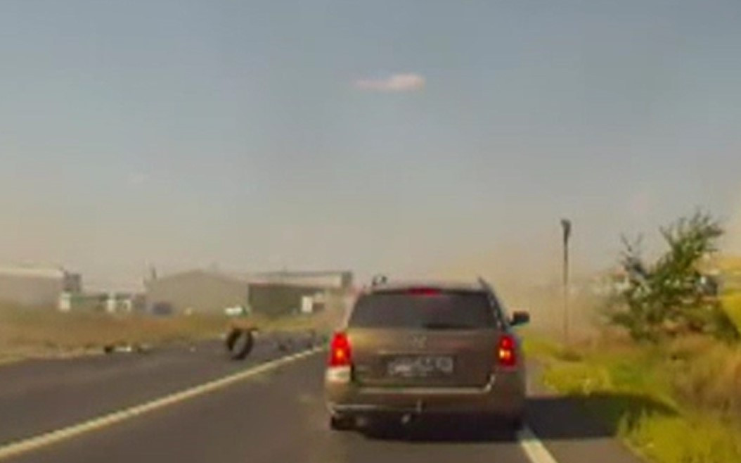 Un șofer de 41 de ani a murit după ce a intrat cu mașina sub un camion. Momentul impactului violent a fost filmat