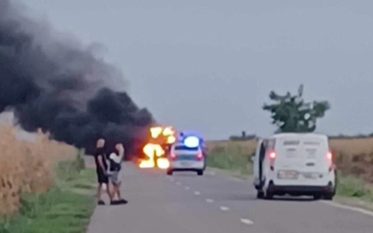 Un tractor a ars ca o torță, după ce a luat foc în mers pe un drum din Timiș