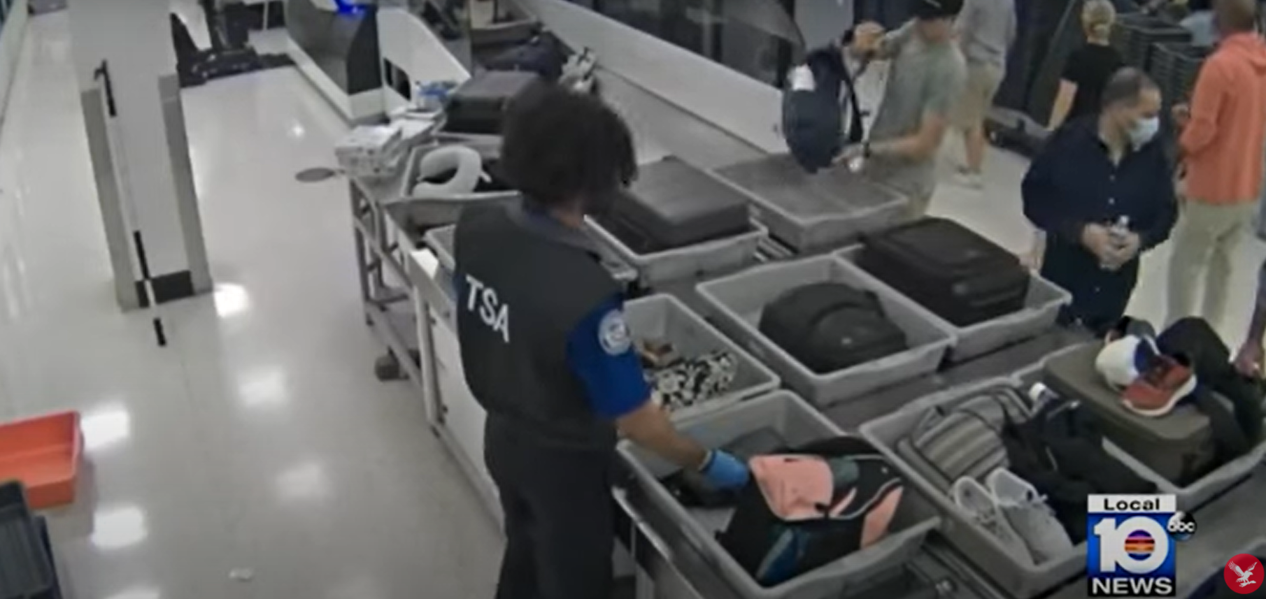 Agenții de securitate dintr-un aeroport au fost filmați în timp ce furau din bagaje VIDEO