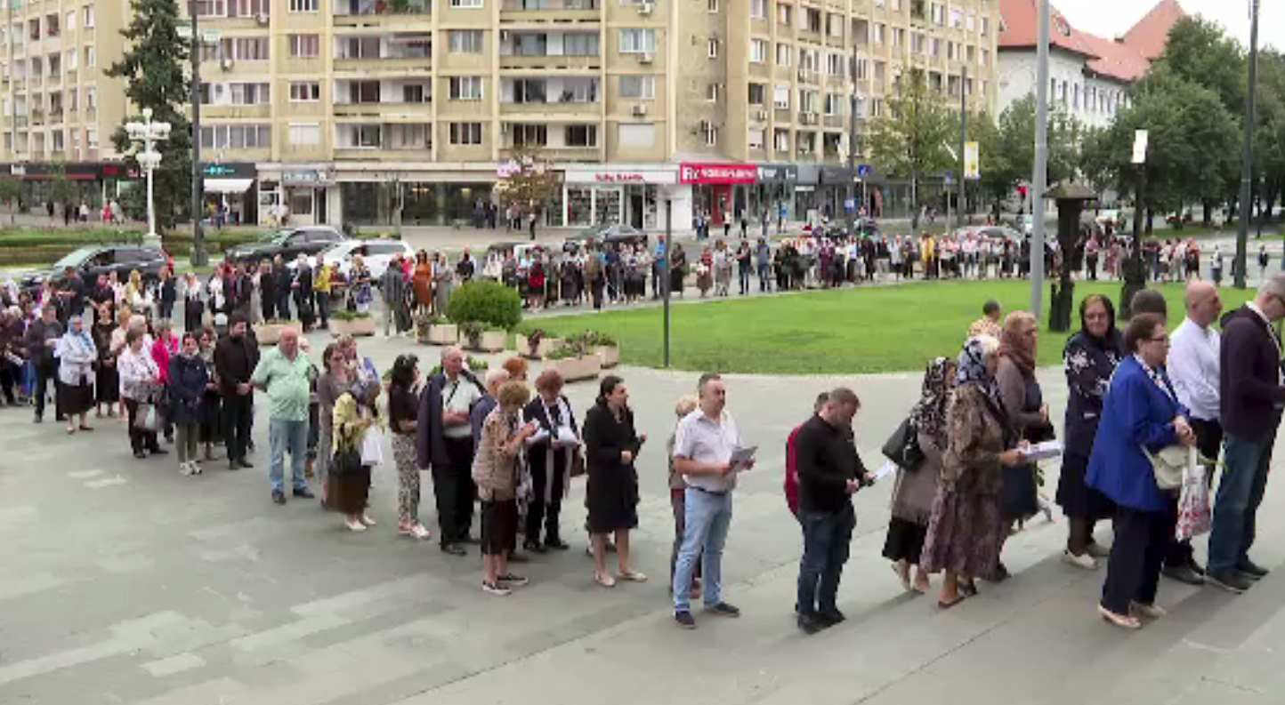 Mii de oameni la coadă, în fața catedralei Mitropolitane din Timișoara. Vor să atingă racla Sfântului Iosif cel Nou