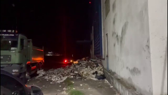 Muncitori surprinși în timp ce încărcau un camion cu deșeuri provenite din construcții. Ce spun comisarii Gărzii de Mediu