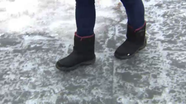 Despăgubiri de 100.000 de lei pentru un bărbat din Iași, după ce a căzut pe gheață în curtea RAR și și-a rupt un picior