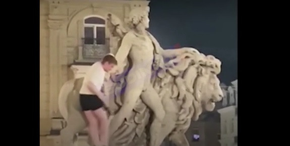 Un turist irlandez s-a căţărat pe o statuie recent renovată din Bruxelles şi a rupt o parte din ea. VIDEO