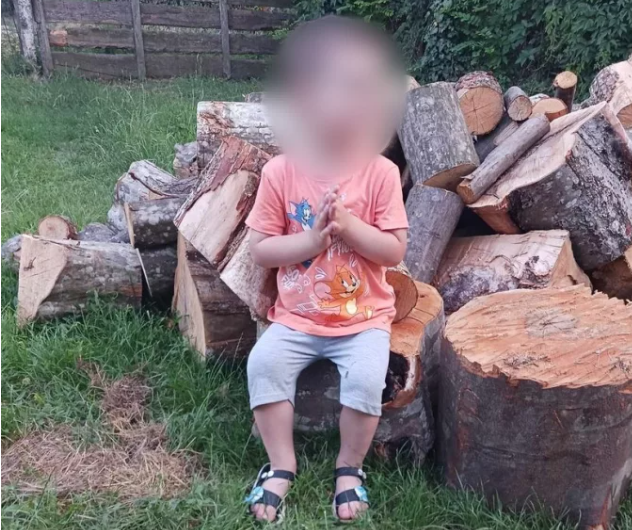 Băiețelul de 3 ani aruncat de mamă de la etaj împreună cu fratele lui a început să vorbească. Care au fost primele cuvinte