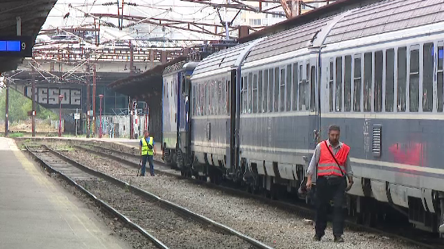 Greva ceferiștilor a produs haos în gări. Unele trenuri au fost oprite în câmp, iar mulți călători au ratat zboruri