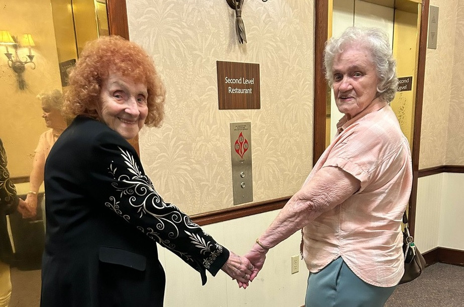 „Ne vedem în Rai”. Momentul emoționant în care două surori de 90 și 94 de ani poartă ultima conversație față în față. VIDEO