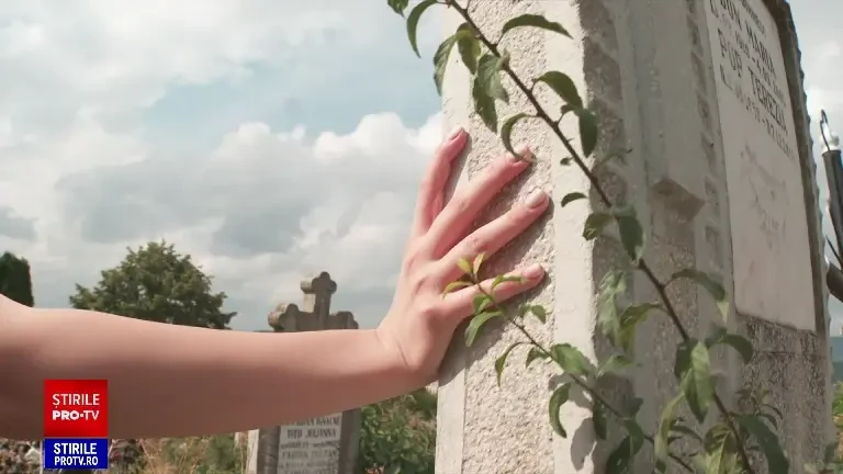 O femeie a murit strivită de o cruce, într-un cimitir din Cluj-Napoca. Medicii nu au mai putut să o salveze