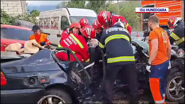 Ce au găsit polițiștii în mașina unui șofer de 21 de ani care a provocat dezastru pe o șosea din Petroșani