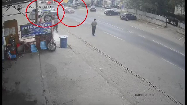 VIDEO. Doi polițiști, aflați în misiune cu mașina, sunt răniți după ce un alt șofer le-a tăiat calea