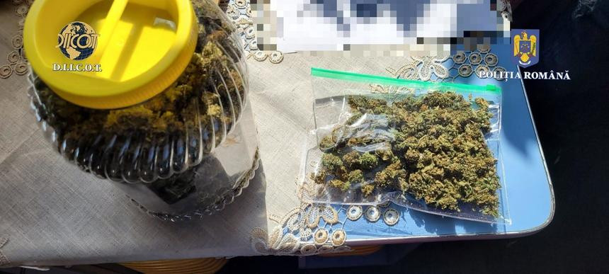 Șapte persoane, reținute pentru trafic de droguri în Brașov. Un suspect a încercat să fugă și a avariat mașina poliției