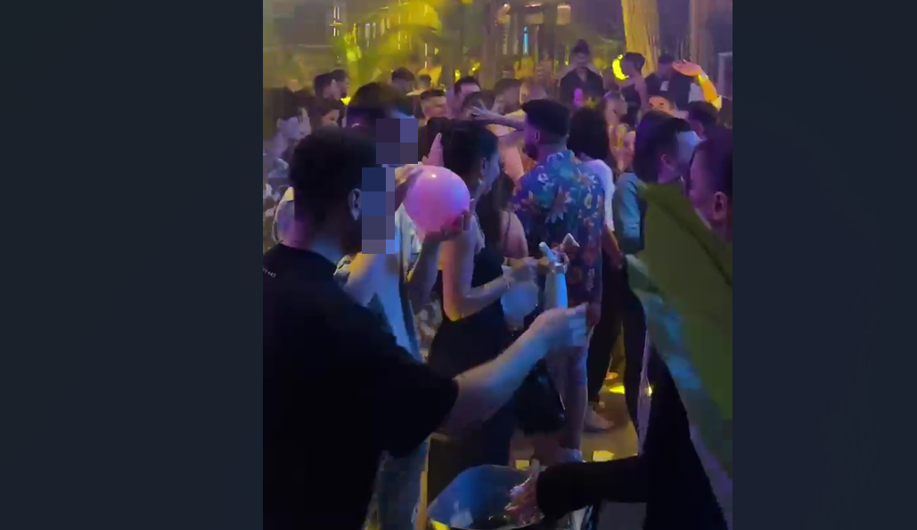 VIDEO. Tineri, filmați la o petrecere privată în București în timp ce inhalau gaze din baloane