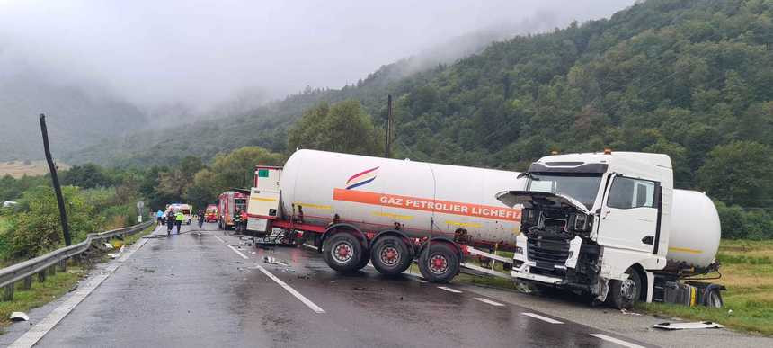 Accident între un TIR și o cisternă încărcată cu GPL ce ar aparţine firmei care deține stația GPL explodată la Crevedia