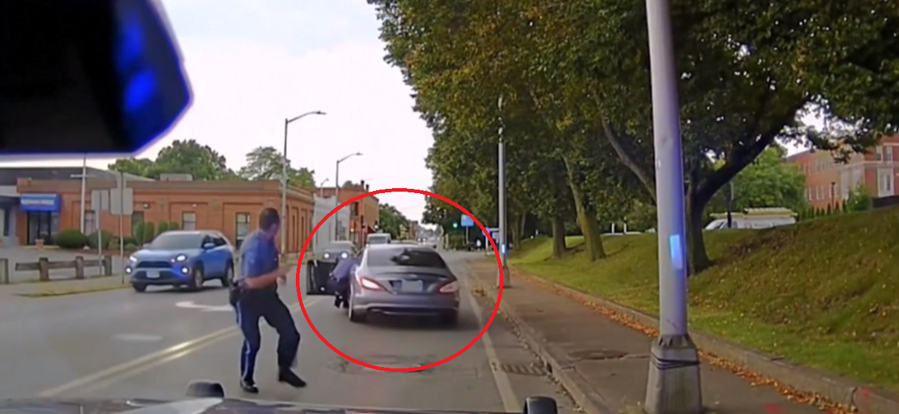 Momentul în care un polițist este târât câțiva metri de o mașină pe care o oprise în trafic. Șoferul a reușit să scape