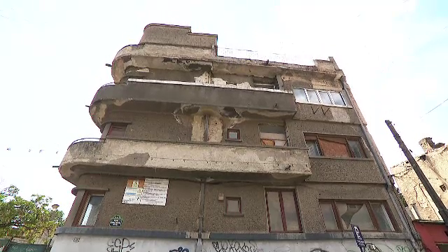 Primăria Capitalei nu are unde să-i mute pe cei din clădirile ce urmează să fie consolidate. ”Măsurăm în ani sau decenii?”