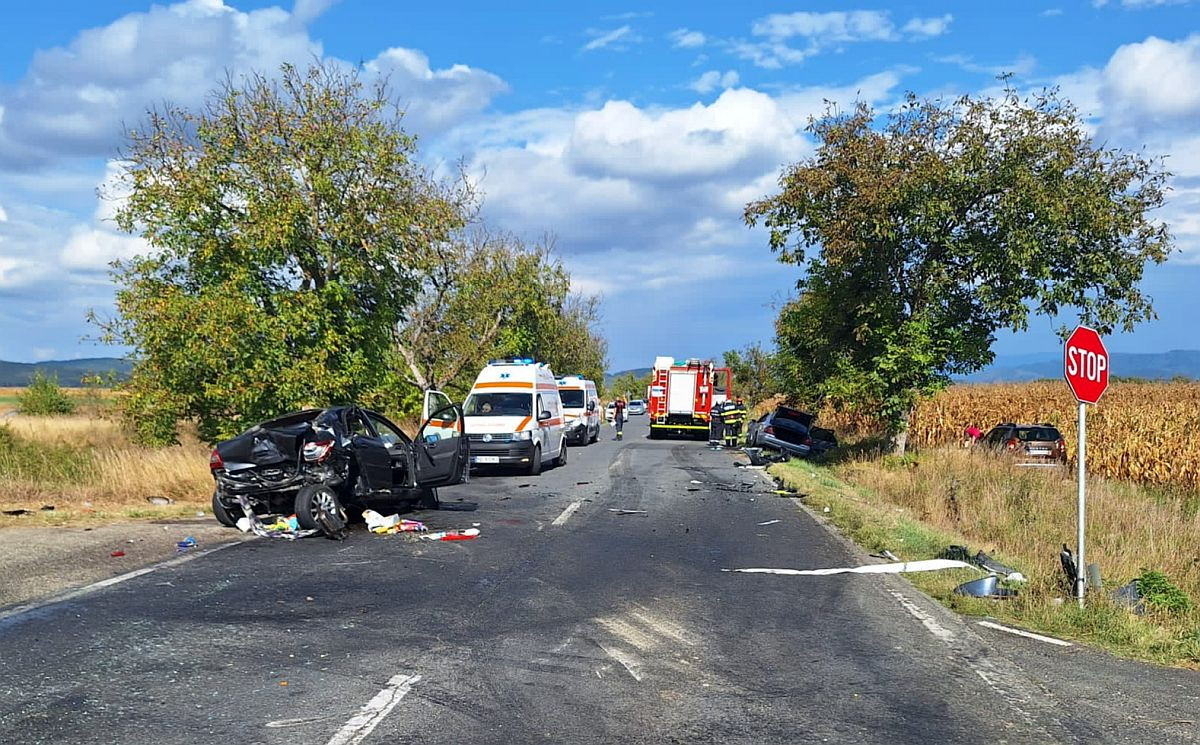 Şapte persoane rănite într-un accident cu trei maşini, în Hunedoara. O fată de 11 ani, dusă cu elicopterul la spital | FOTO