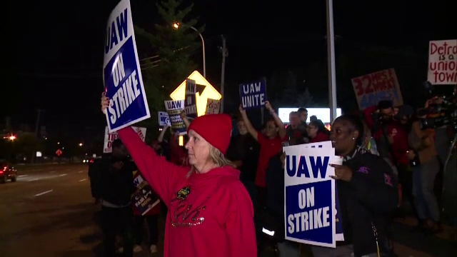 Angajații celor trei mai constructori auto din SUA sunt în grevă, după un eșec al negocierilor